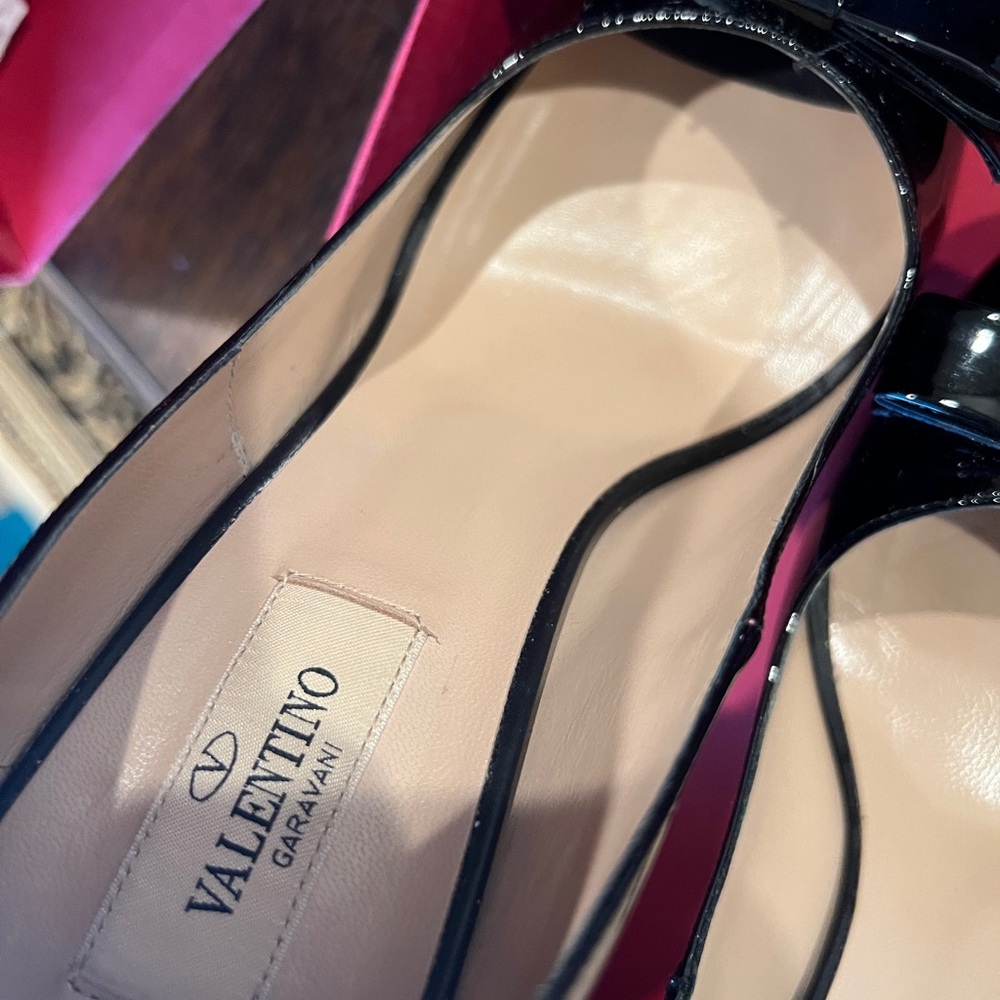 Valentino Garavani
Patent Leather Open Toe Bow Pumps
Size 38 - Picture 4 of 10